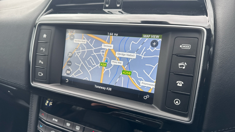 Jaguar F-Pace 2.0d Portfolio 5dr Auto AWD Diesel Estate